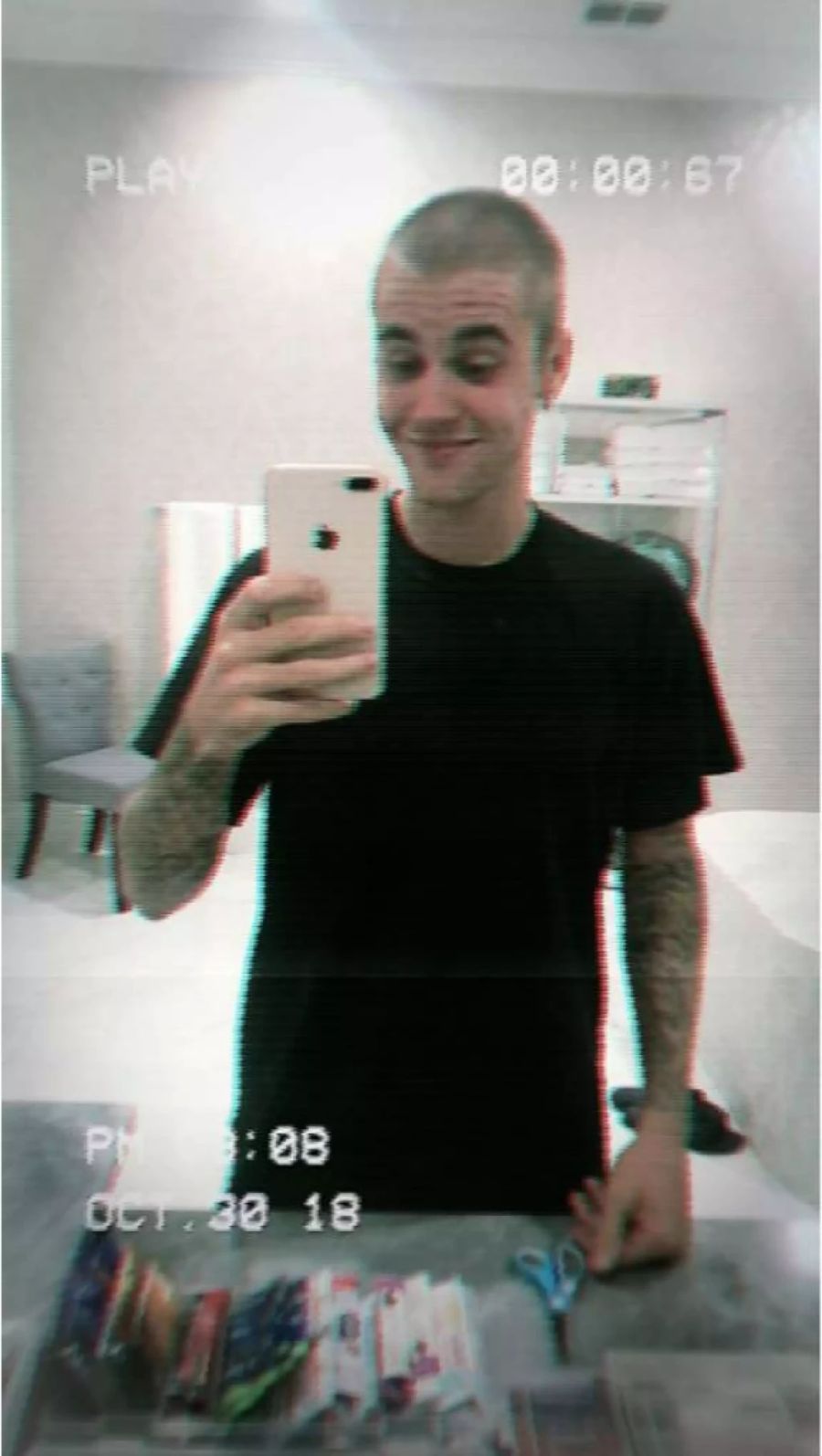 Justin Bieber hat seine lange Mähne geschnitten, wie er mit diesem Selfie zeigt.