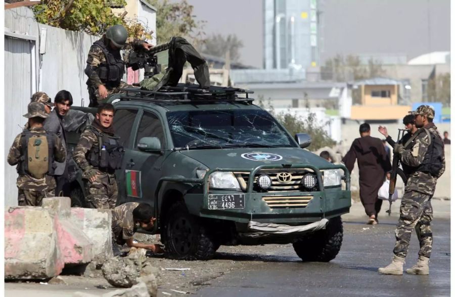 Afghanische Sicherheitskräfte in Kabul inspizieren den Tatort.