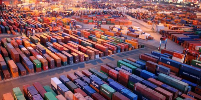 Container stehen am 14. Januar 2008 an einem Verladeterminal der Hamburger Hafen und Logistik AG (HHLA) im Hafen von Hamburg.