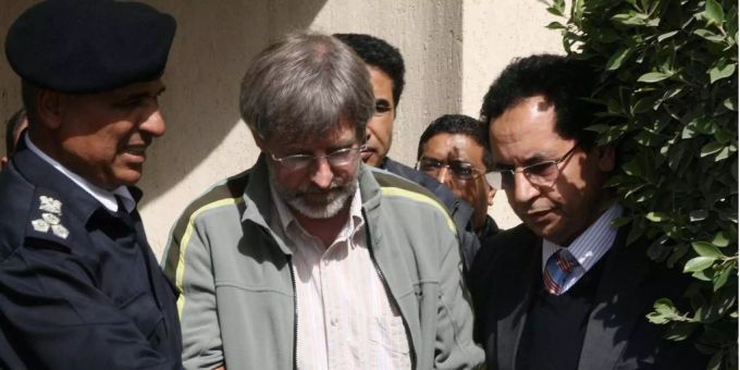 Libysche Polizisten führen am 22. Februar 2010 Max Göldi vor der Schweizer Botschaft in Tripoli ab. Libysche Polizisten führen am 22. Februar 2010 Max Göldi vor der Schweizer Botschaft in Tripoli ab.