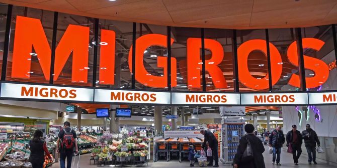 Das Migros Logo beim Ladeneingang, fotografiert am Samstag, 17. Februar 2018, am Flughafen Zürich.