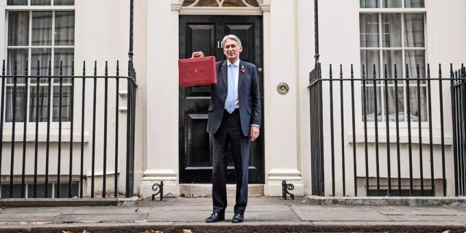 Philip Hammond gab bekannt, dass das BIP in 2019 um 1,6 Prozent wachsen werde. Der britische Schatzkanzler Philip Hammond hält seinen roten Koffer hoch.