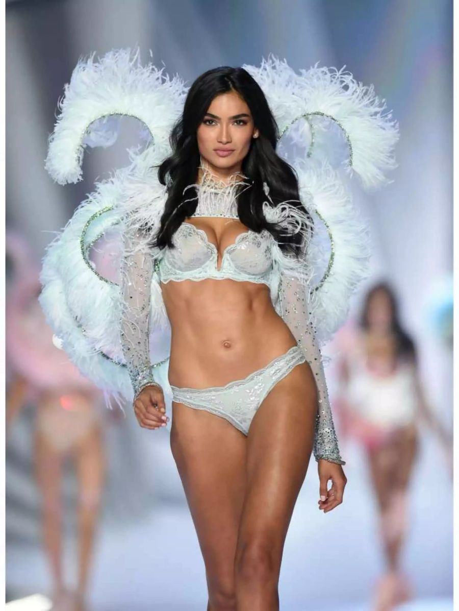 Ein wunderschöner Engel mit Feuer in den Augen. Model Kelly Gale auf dem Runway der «Victoria's Secret»-Fashion-Show 2018 in New York.