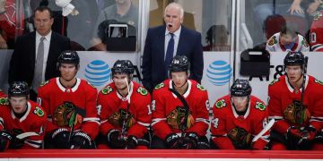 Joel Quenneville regt sich während einem Spiel der Chicago Blackhawks auf.