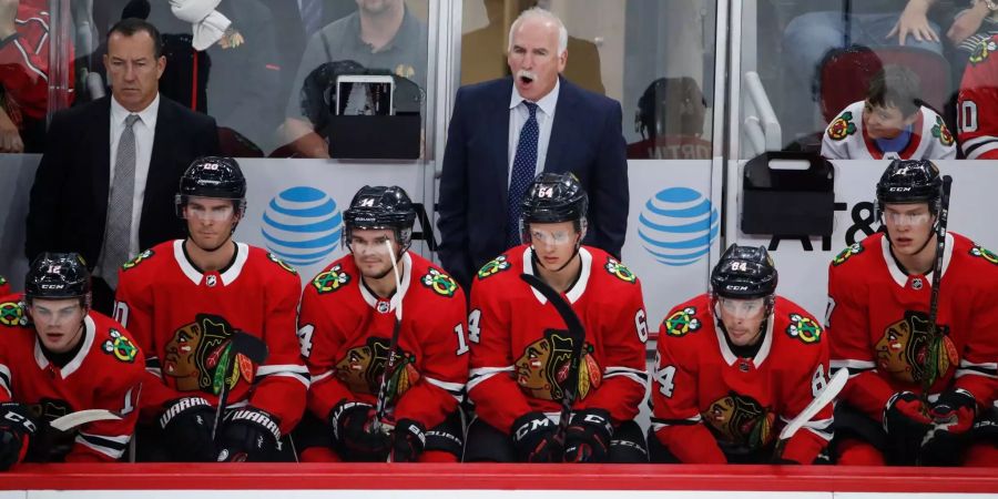 Joel Quenneville regt sich während einem Spiel der Chicago Blackhawks auf.