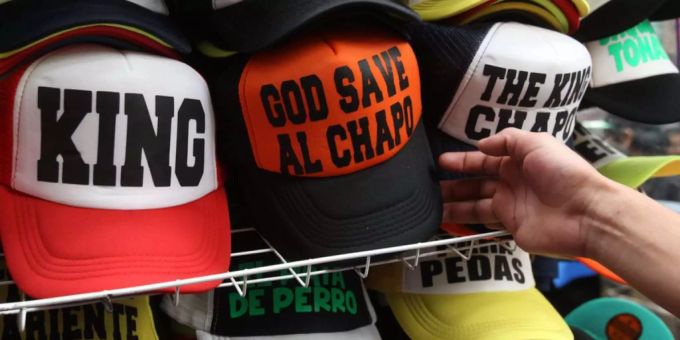 König Chapo und Gott beschütze Al Chapo steht auf den Hüten, die an einem Markt in Mexiko verkauft werden.