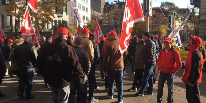 Die Bauarbeiter laufen durch die Zürcher Innenstadt. Die Bauarbeiter laufen durch die Zürcher Innenstadt.