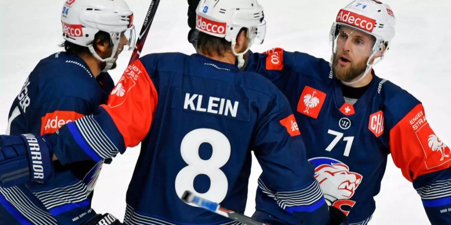 Im Achtelfinal der Champions Hockey League feiern die ZSC-Spieler den Last-Minute-Treffer zum 4:4-Ausgleich gegen Kärpät Oulu.