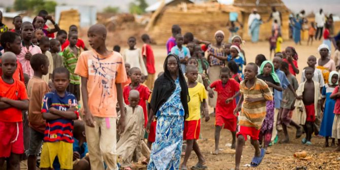 Flüchtlinge versammeln sich im Minawao-Flüchtlingslager im Norden von Kamerun.