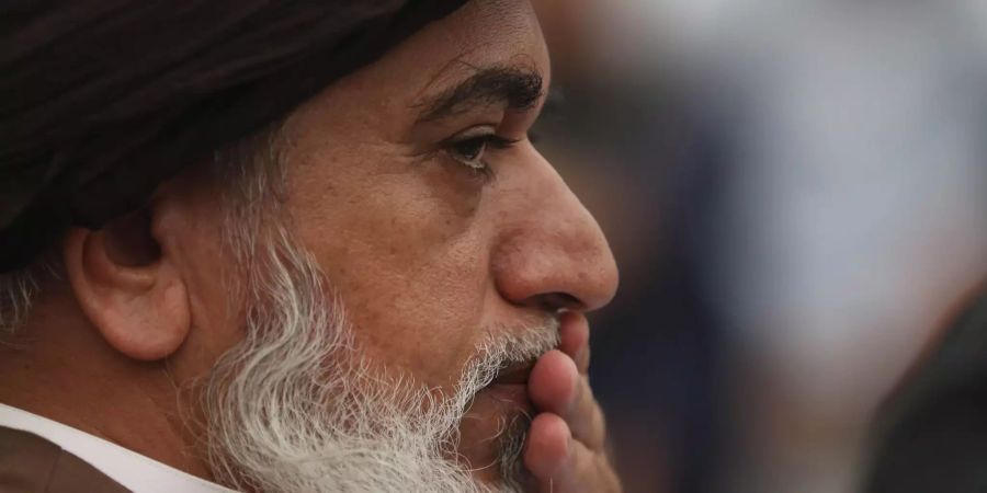 Chadim Hussain Riswi, Chef der Islamistenpartei Tehreek-e-Labaik (TLP), spricht zu Demonstranten.