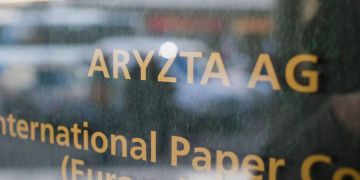 Der Schriftzug des Backwarenherstellers Aryzta steht am Eingang zum Konzernsitz in Zürich.