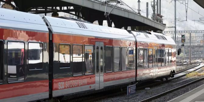 Ein Stadler Rail FLIRT Zug der Südostbahn steht an einem Bahnhof in St. Gallen.