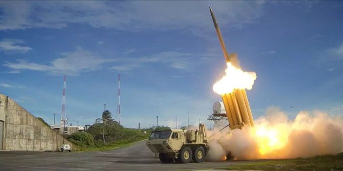 Die weltweiten Ausgaben für Waffen ist angestiegen. (Symbolbild) Die undatierte Aufnahme zeigt ein US-Raketenabwehrsystem THAAD (Terminal High Altitude Area Defense) beim Abfeuern von Raketen.