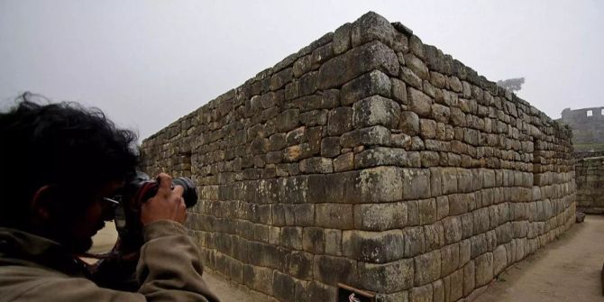 Ein Fotograf schiesst ein Foto beim Machu Piccu.