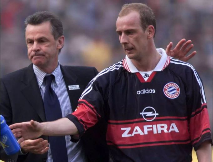 Mario Basler im Dress von Bayern München mit Trainer Ottmar Hitzfeld. Mario Basler
