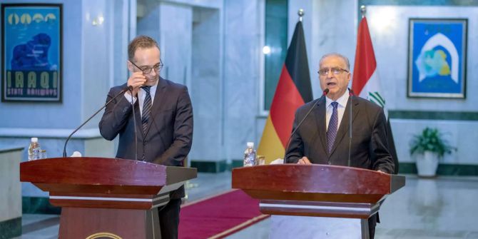 Heiko Maas (SPD, l), Aussenminister, und Mohammed Ali Al-Hakim, der Aussenminister der Republik Irak, beantworten Fragen bei einer Pressekonferenz.