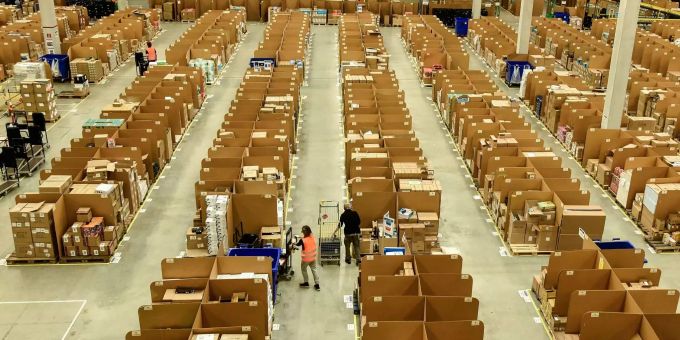 Platz 1 der Ärgerfälle: Lieferverzögerung. (Symbolbild) Ausblick auf ein Amazon Logistic Center in Rheinberg (D).