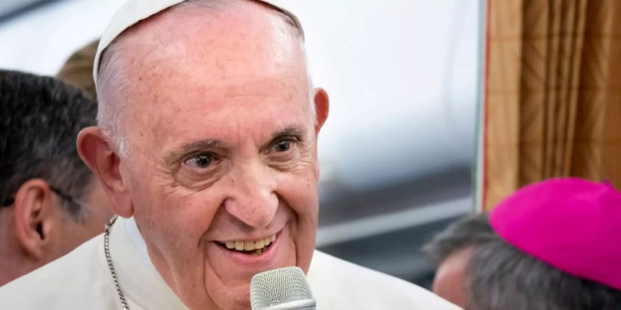 Der Papst spricht in einem Flugzeug mit Journalisten.