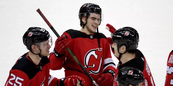 Nico Hischier (M.) und Mirco Müller (l.) feiern den Sieg mit ihren Teamkollegen.