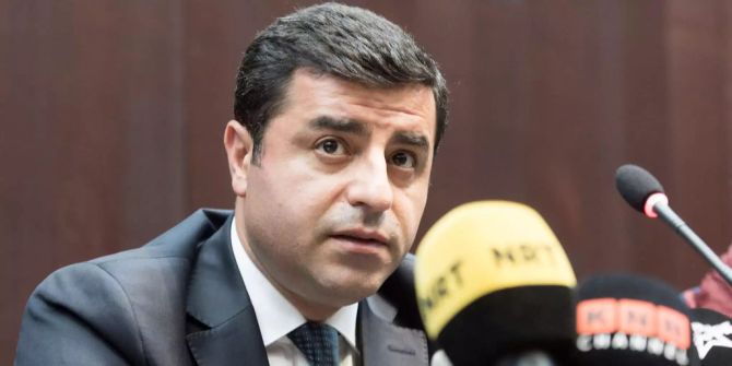 Selahattin Demirtas an einer Pressekonferenz in Bern.