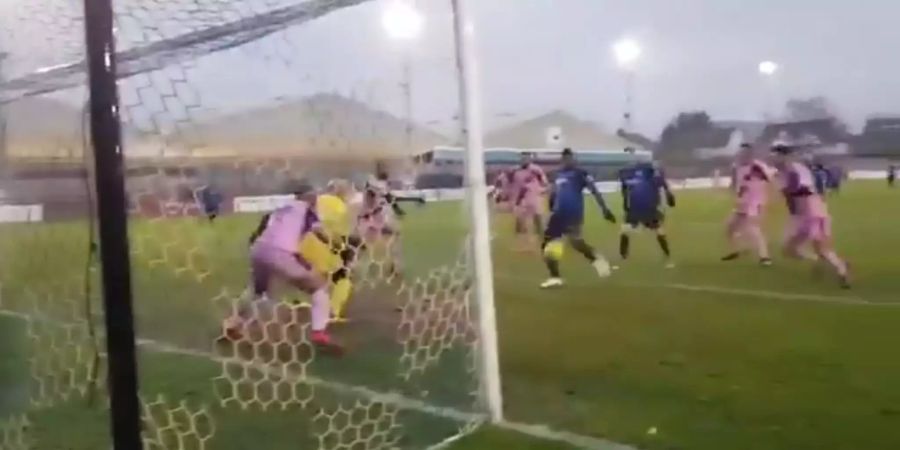 Ein Spieler des Wingate & Finchley FC zieht ab.