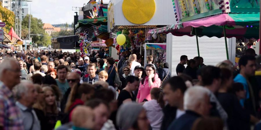 Ein Blick über die Besuchermengen auf dem Stadtfest in Chemnitz (D)