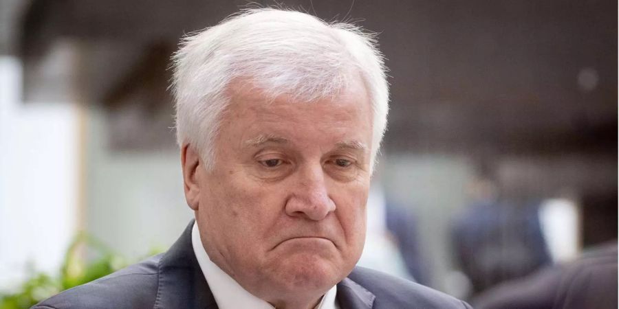 Der CSU-Chef Horst Seehofer schaut nicht erfreut.