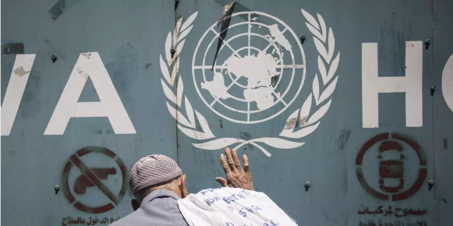 Ein älterer Demonstrant schlägt gegen das Tor des UNRWA-Büro.