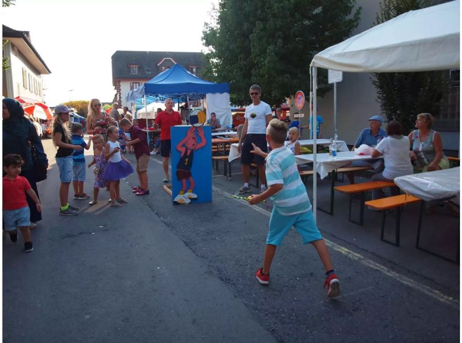 Spiel an der Ebikoner Kilbi mit Tischen und Bänken im Hintergrund - zvg Gemeinde Ebikon