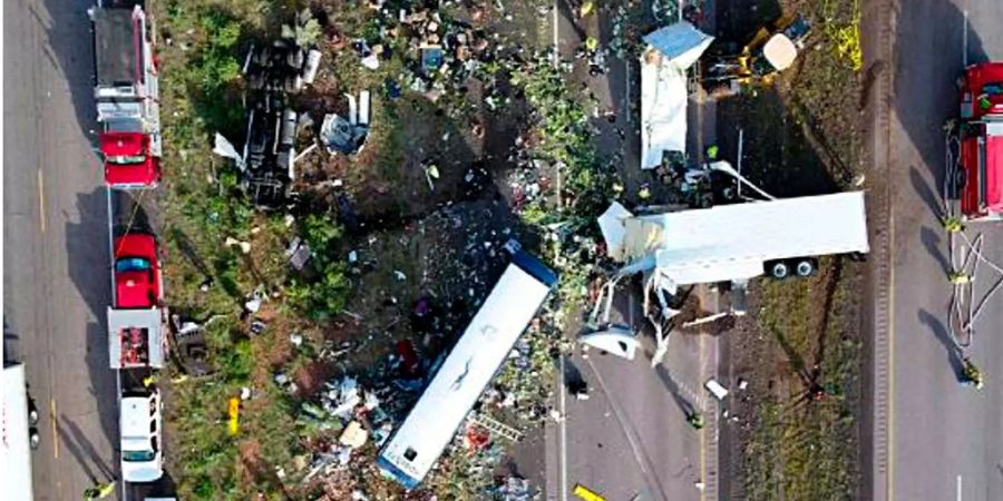 Eine Luftaufnahme zeigt die Unfallstelle eines Reisebusses in New Mexico (USA).