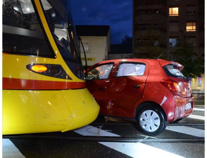 Gelbes Tram in Seite eines roten verunfallten Autos mit Schaden an der linken Seite - zvg Polizei Basel-Landschaft Gelbes Tram in Seite eines roten verunfallten Autos mit Schaden an der linken Seite - zvg Polizei Basel-Landschaft