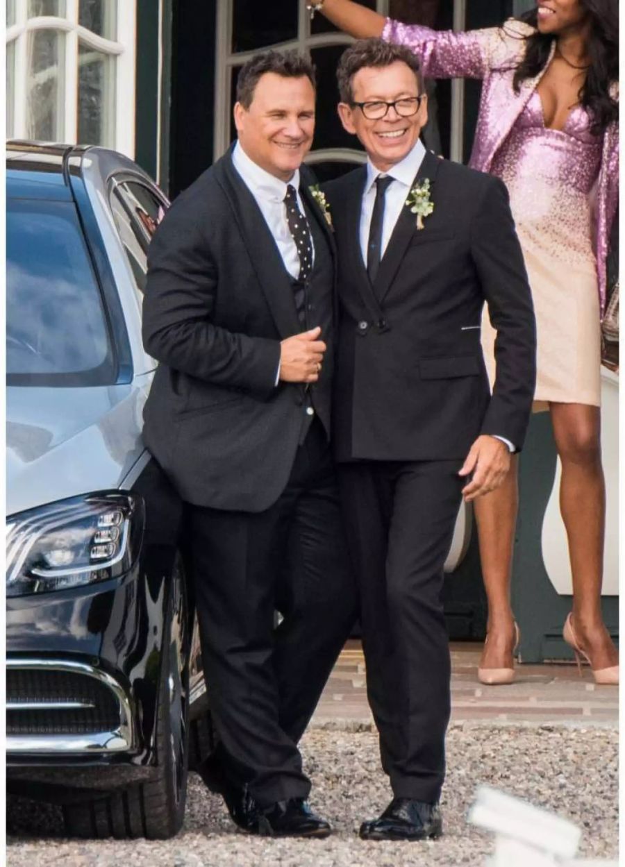 Guido Maria Kretschmer (l), Modedesigner, und sein Mann Frank Mutters stehen nach ihrer Hochzeit während eines Empfangs zusammen.