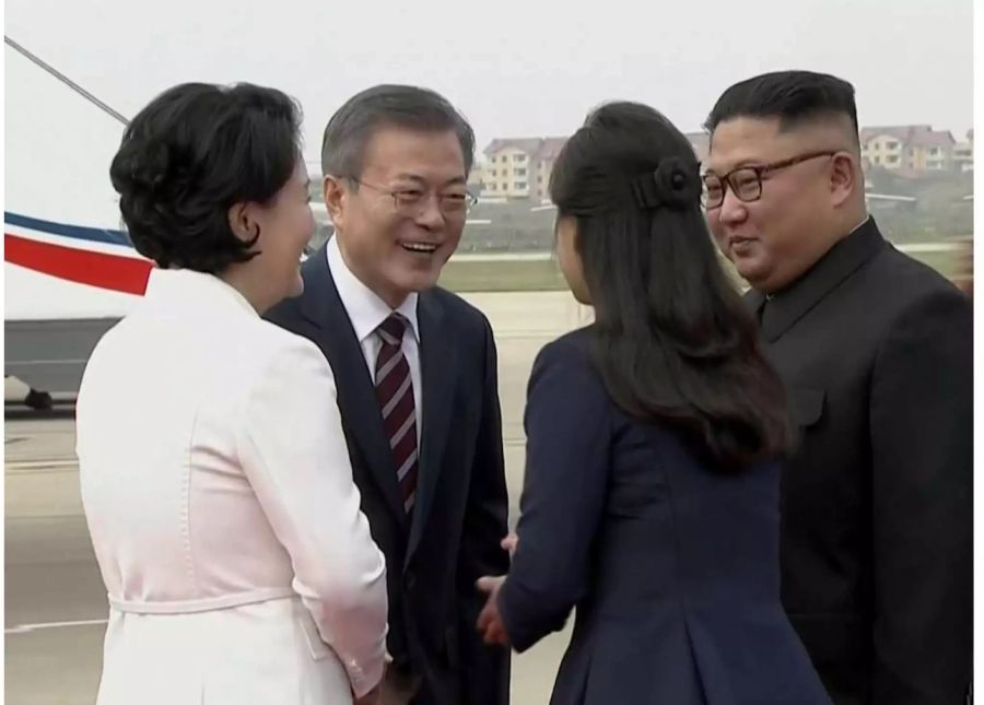 Moon Jae In und seine Frau Kim Jung-sook werden von Kim Jong Un und dessen Frau Ri Sol Ju in Pjöngjang begrüsst.