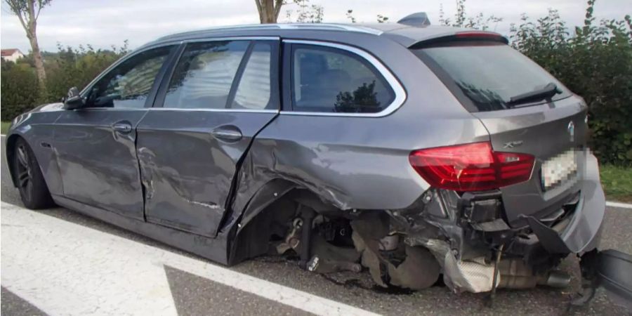 Ein BMW erlitt einen Totalschaden.