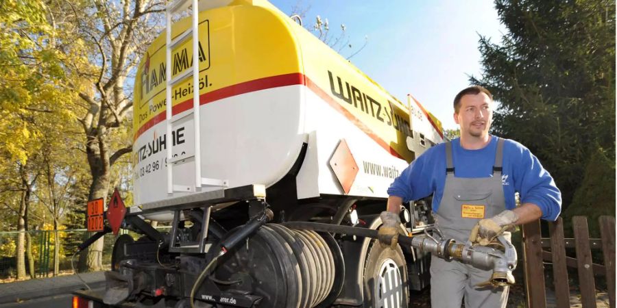 Ein Tankwagenfahrer bereitet eine Lieferung von Heizöl vor.