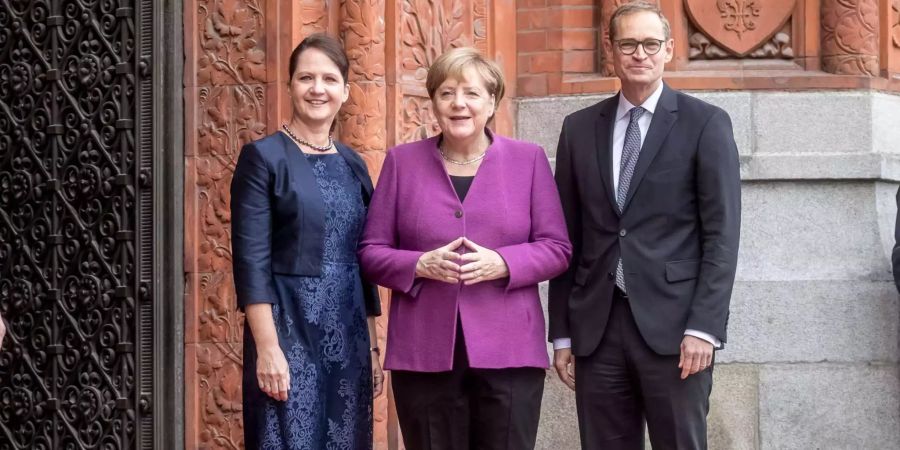 Bundeskanzlerin Angela Merkel neben Michael Müller (SPD), Regierender Bürgermeister von Berlin und amtierender Bundesratspräsident, und dessen Frau Claudia am Tag der Deutschen Einheit.