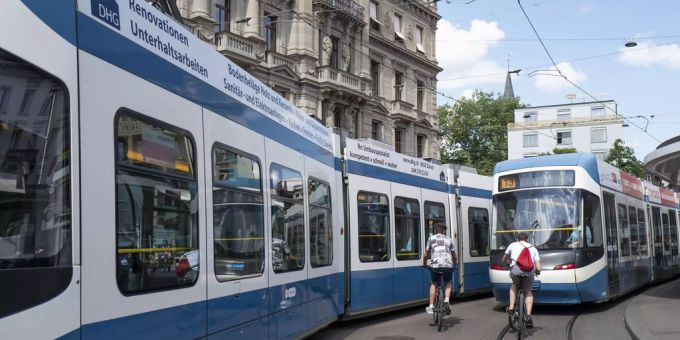 Blau-weisse Trams in Zürich. (Symbolbild) lahm Wasserrohrbruch