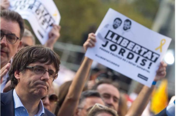 Carles Puigdemont gibt nicht auf, der spanisch-katalanische Zwist geht weiter. Carles Puigdemont gibt nicht auf, der spanisch-katalanische Zwist geht weiter.
