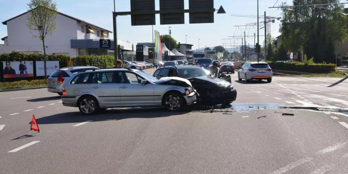 Die beiden Lenker zogen sich bei dem Unfall leichte Schürfwunden zu - Kapo Basel-Landschaft