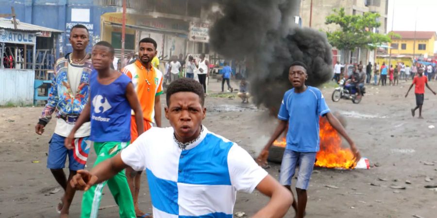 Demonstranten fordern den Rücktritt des kongolesischen Präsidenten.