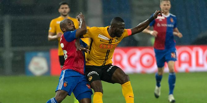 Basels Aldo Kalulu (l) kämpft gegen YB Sekou Sanogo (r) um den Ball.