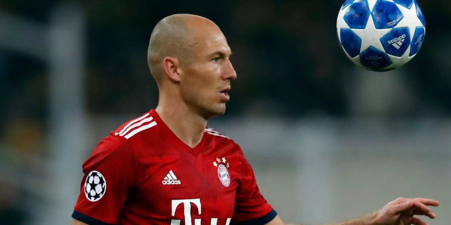 Arjen Robben schaut auf den Ball im Spiel gegen AEK Athen.