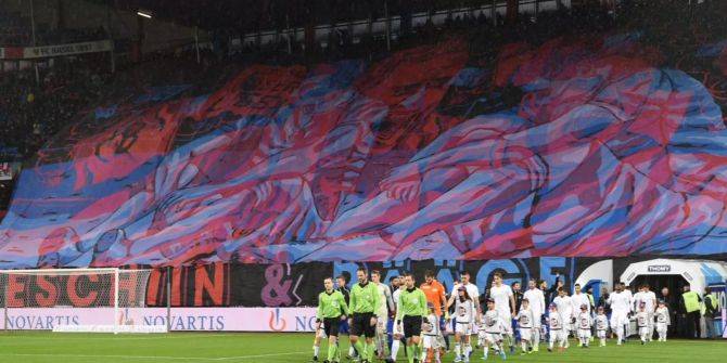 Imposante Choreo der FCB-Fans beim Heimspiel gegen den FCZ.