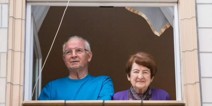 Bewohner der einstigen DDR-Prachtstrasse Karl-Marx-Allee sind in den Schlagzeilen. Jürgen und Gisela Bessler schauen aus dem Fenster ihrer Wohnung in der Karl-Marx-Allee.