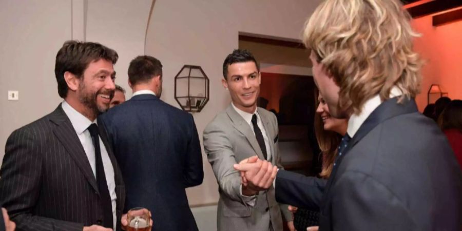 Superstar Cristiano Ronaldo begrüsst Juve-Vizepräsident Pavel Nedved, links im Bild Präsident Andrea Agnelli.