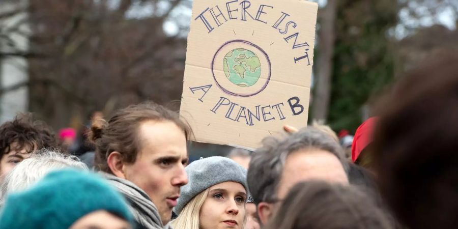 Menschen demonstrieren mit Plakaten während eines Klima-Marsches, am Samstag, 8. Dezember 2018  in Bern.