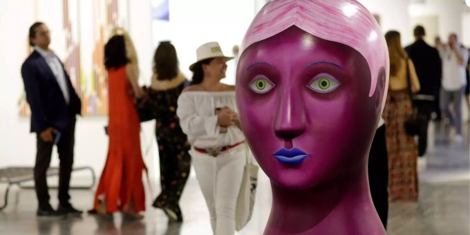 Eine Skulptur des Künstlers Nicolas Party mit dem Titel "Head" ist auf der Art Basel in Miami Beach, Florida. Eine Skulptur des Künstlers Nicolas Party mit dem Titel "Head" ist auf der Art Basel in Miami Beach, Florida.