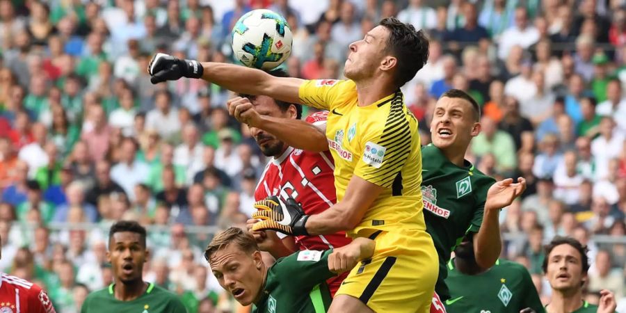 Jiri Pavlenka wehrt in einem Spiel gegen Bayern München einen Ball ab.