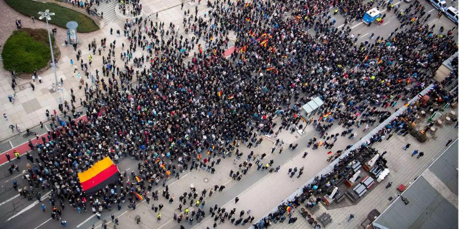 Teilnehmer der Demonstration von AfD und dem ausländerfeindlichen Bündnis Pegida ziehen durch Chemnitz.