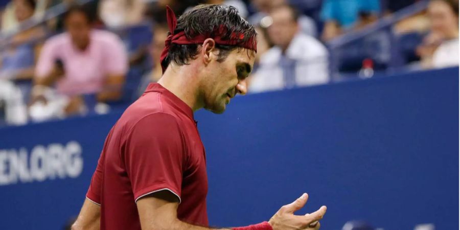 Roger Federer hadert nach einem verlorenen Punkt gegen John Millman an den US Open.